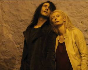 Only-Lovers-Left-Alive-tom-hiddleston-34525173-907-726